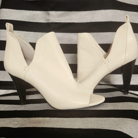 ❤️Vince Camuto White Leather Peep Toe Bootie, size 11 - Picture 2 of 9